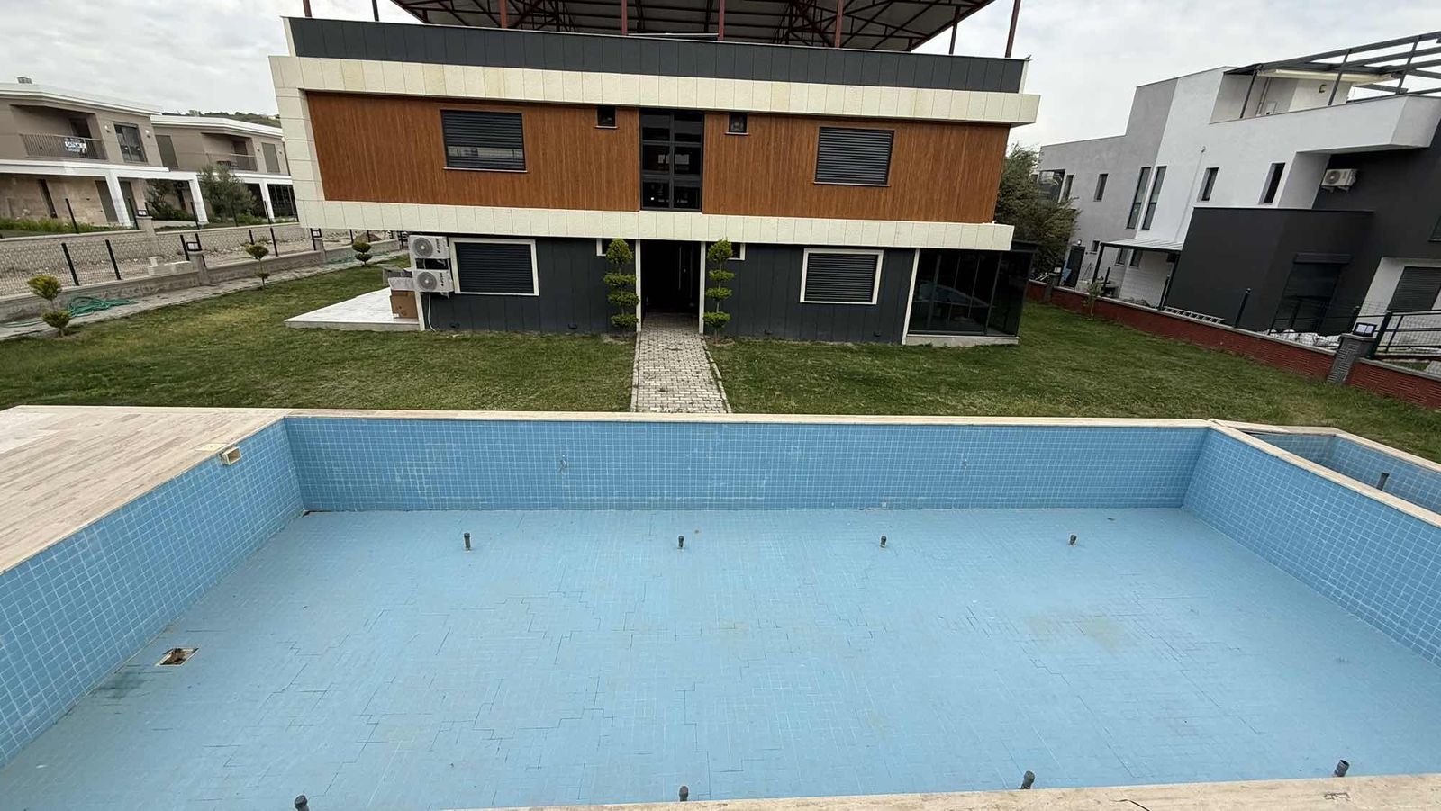 ÇANDARLIDA HAVUZLU SİTE İÇERİSİNDE MODERN MİMARİLİ LÜKS 1+1