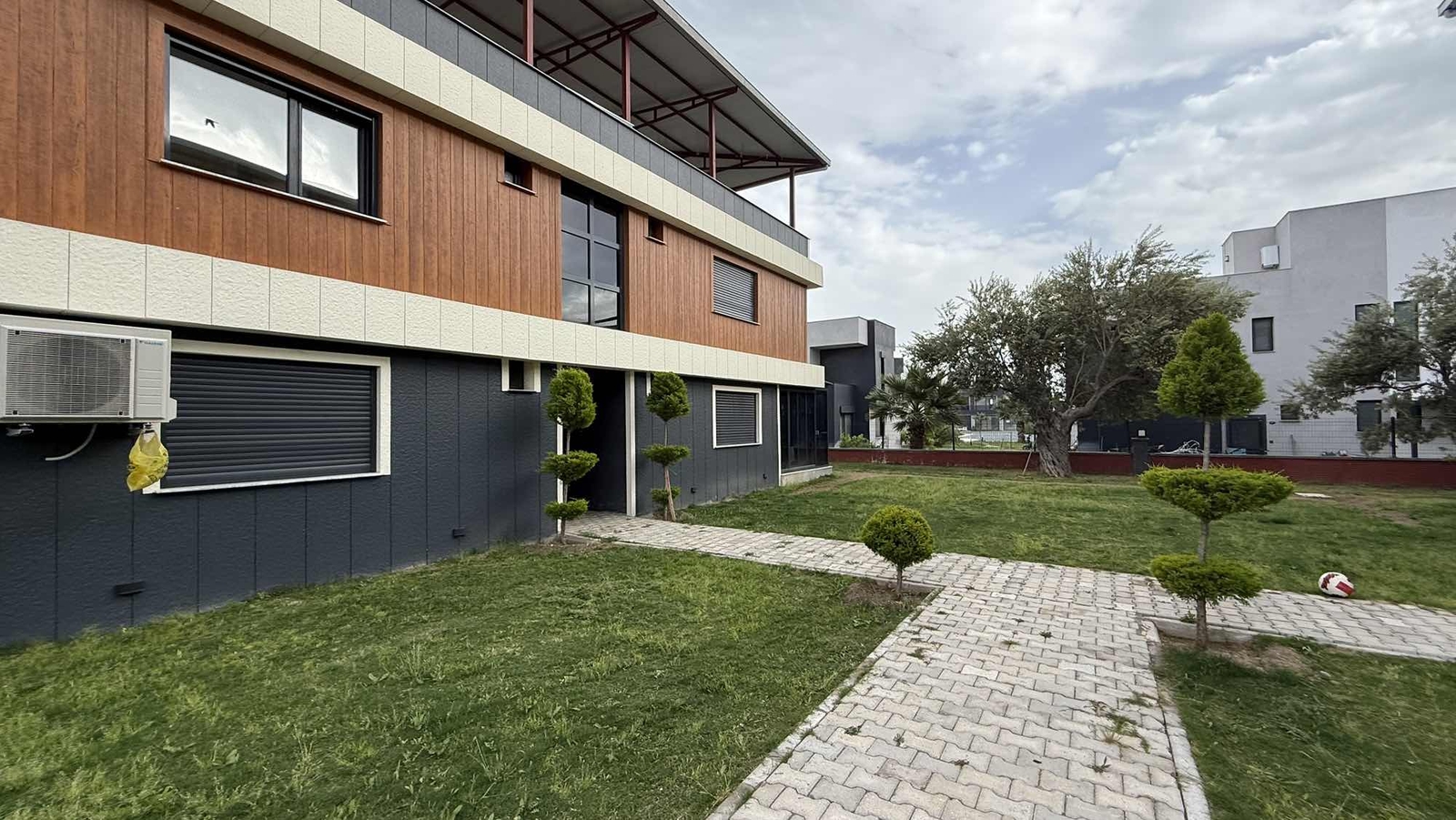 ÇANDARLIDA HAVUZLU SİTE İÇERİSİNDE MODERN MİMARİLİ LÜKS 1+1