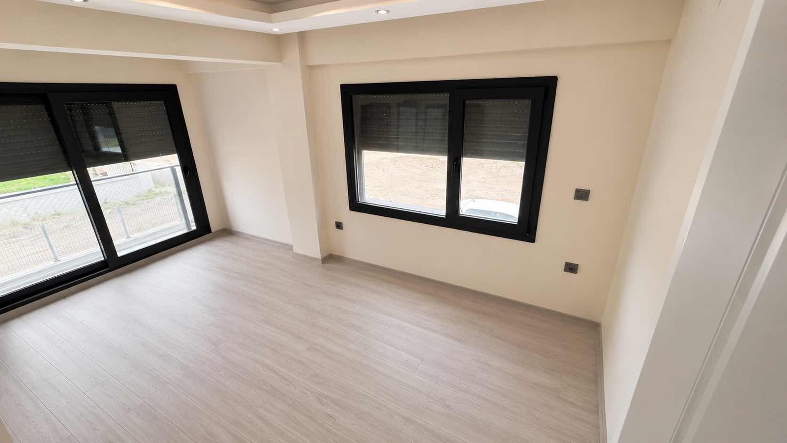 ÇANDARLIDA HAVUZLU SİTE İÇERİSİNDE MODERN MİMARİLİ LÜKS 1+1