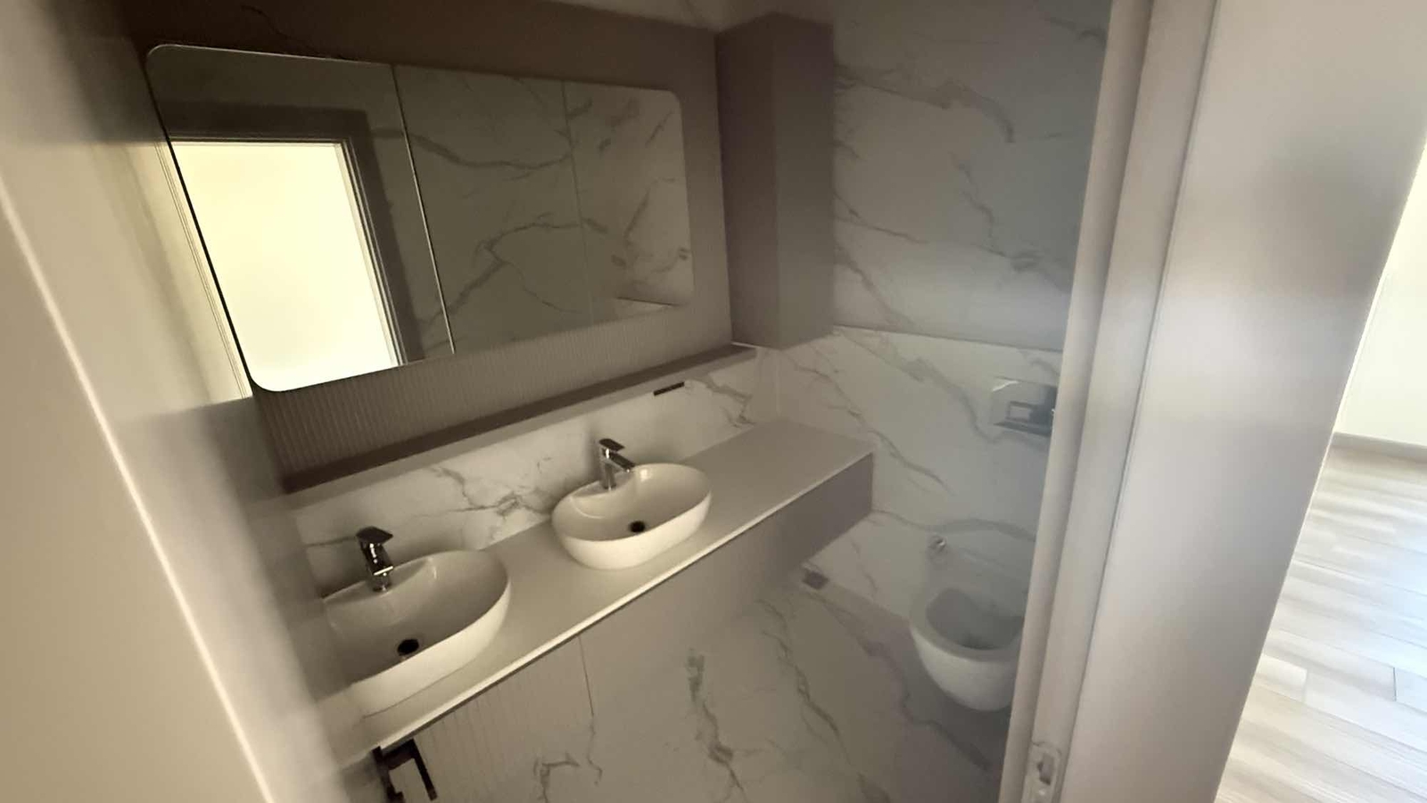 Günerlide Havuzlu Site İçinde Akıllı Ev Sistemli 5+1 Villa