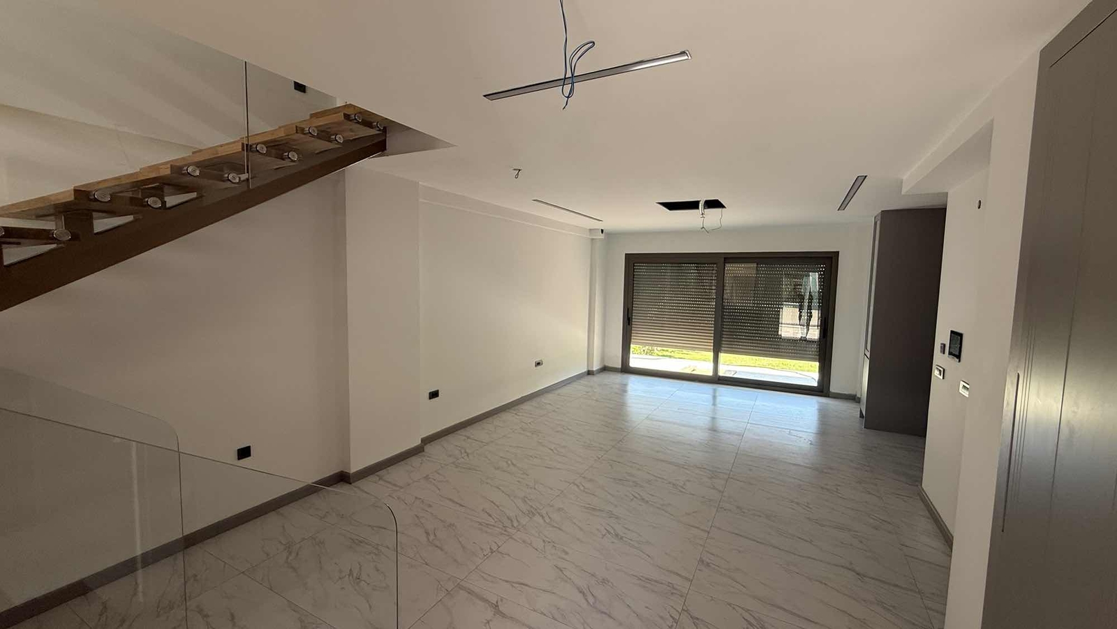Günerlide Havuzlu Site İçinde Akıllı Ev Sistemli 5+1 Villa