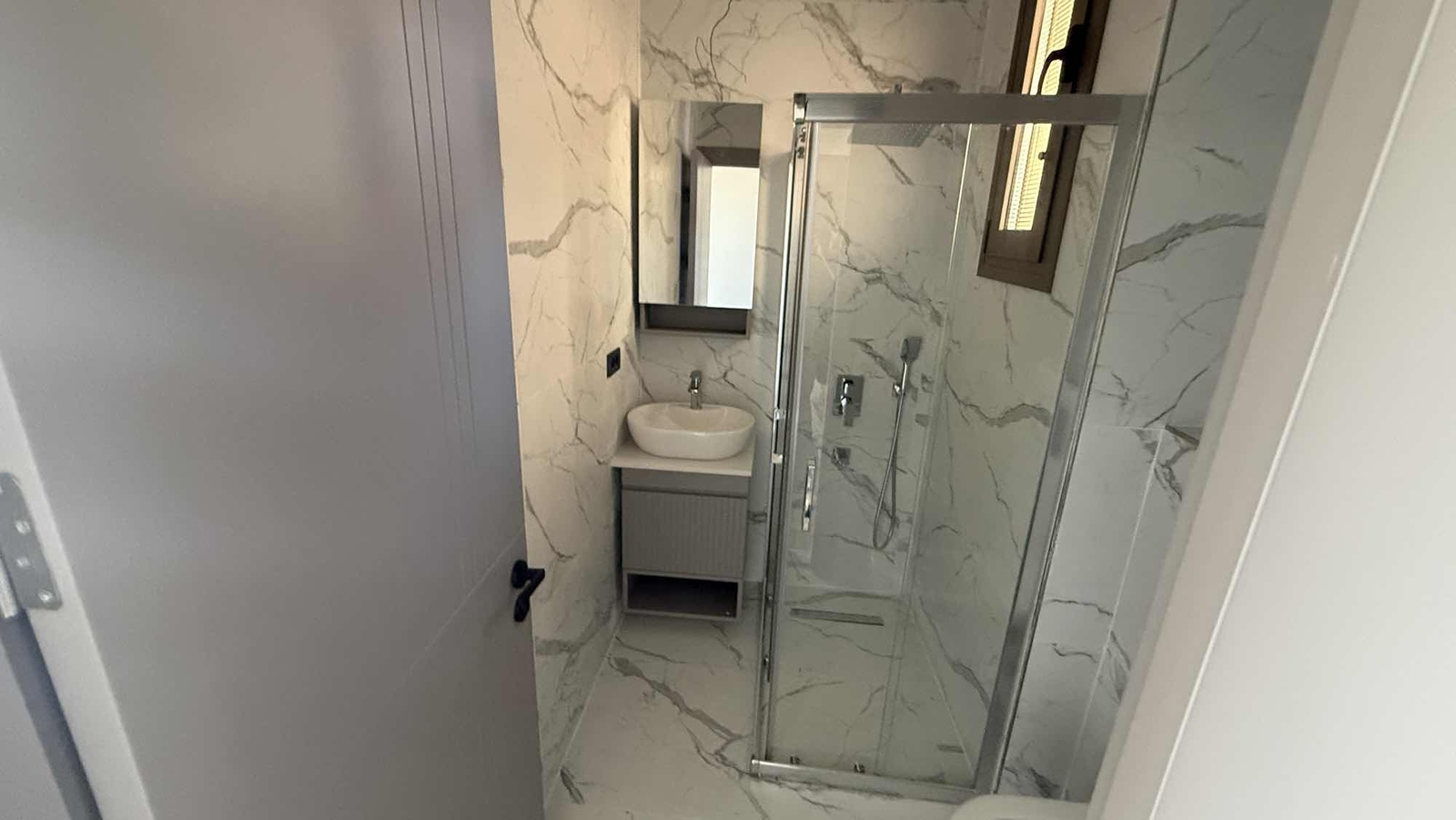 Günerlide Havuzlu Site İçinde Akıllı Ev Sistemli 5+1 Villa