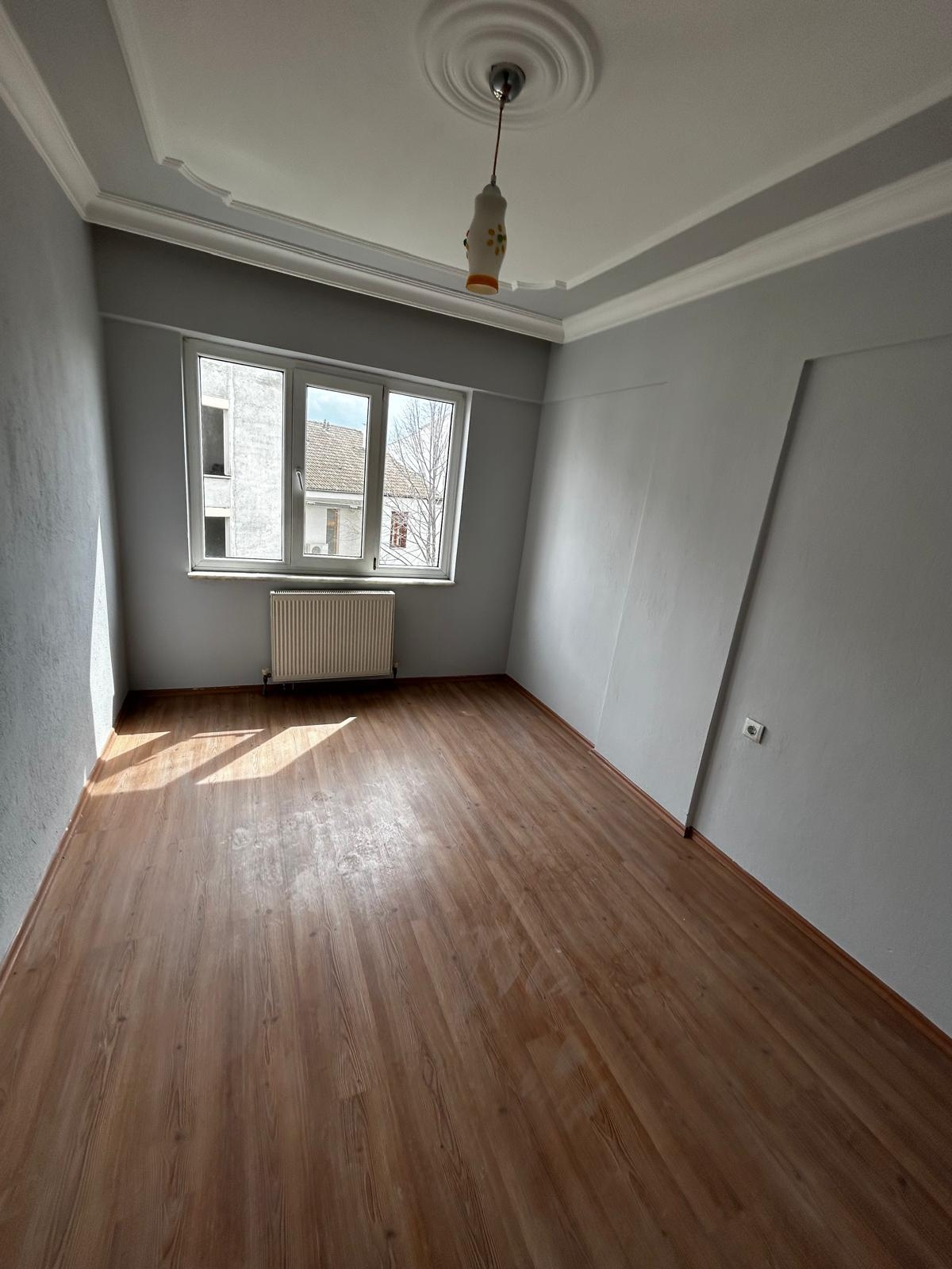 ZAFERDE ARA KAT ÖNÜ AÇIK VE PARKA BAKAN 3+1 DAİRE