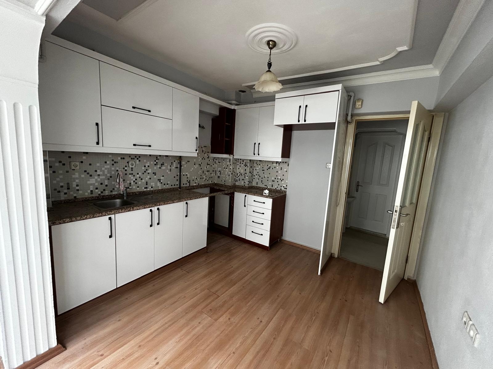 ZAFERDE ARA KAT ÖNÜ AÇIK VE PARKA BAKAN 3+1 DAİRE