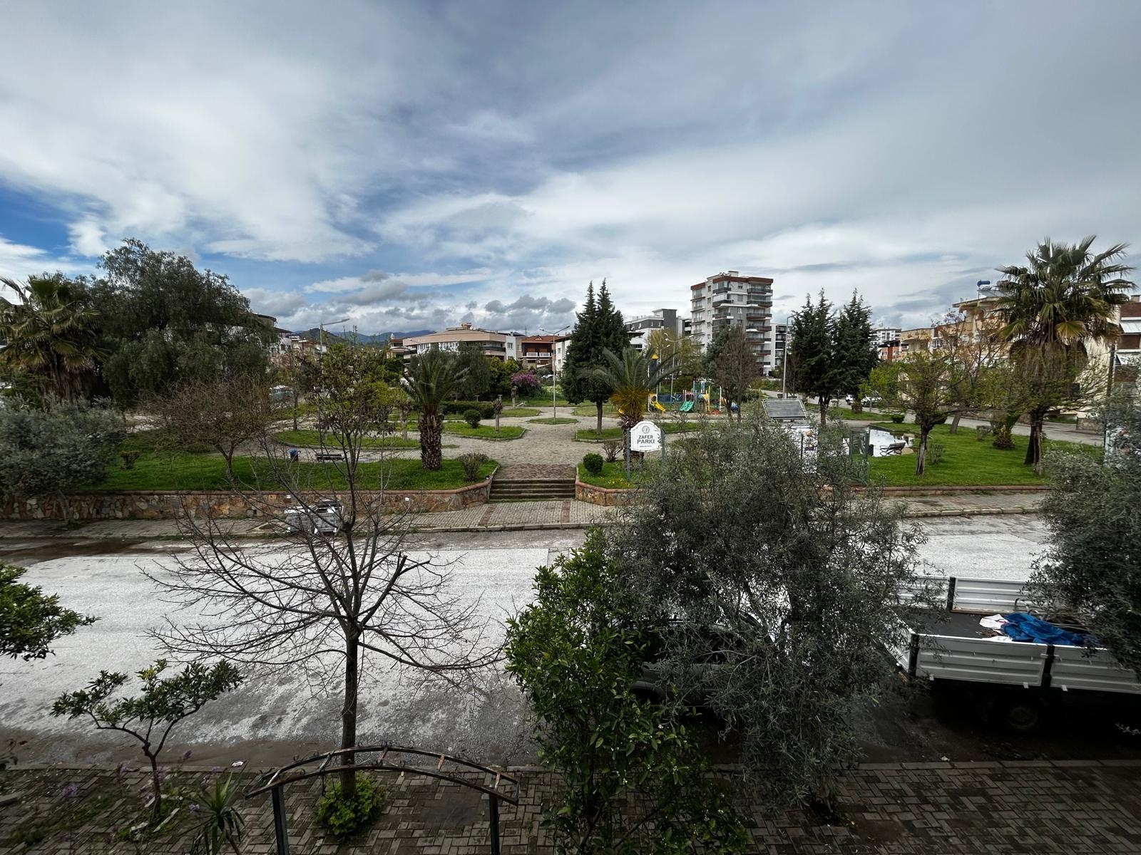 ZAFERDE ARA KAT ÖNÜ AÇIK VE PARKA BAKAN 3+1 DAİRE