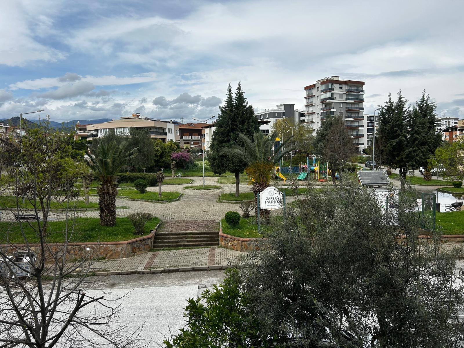 ZAFERDE ARA KAT ÖNÜ AÇIK VE PARKA BAKAN 3+1 DAİRE