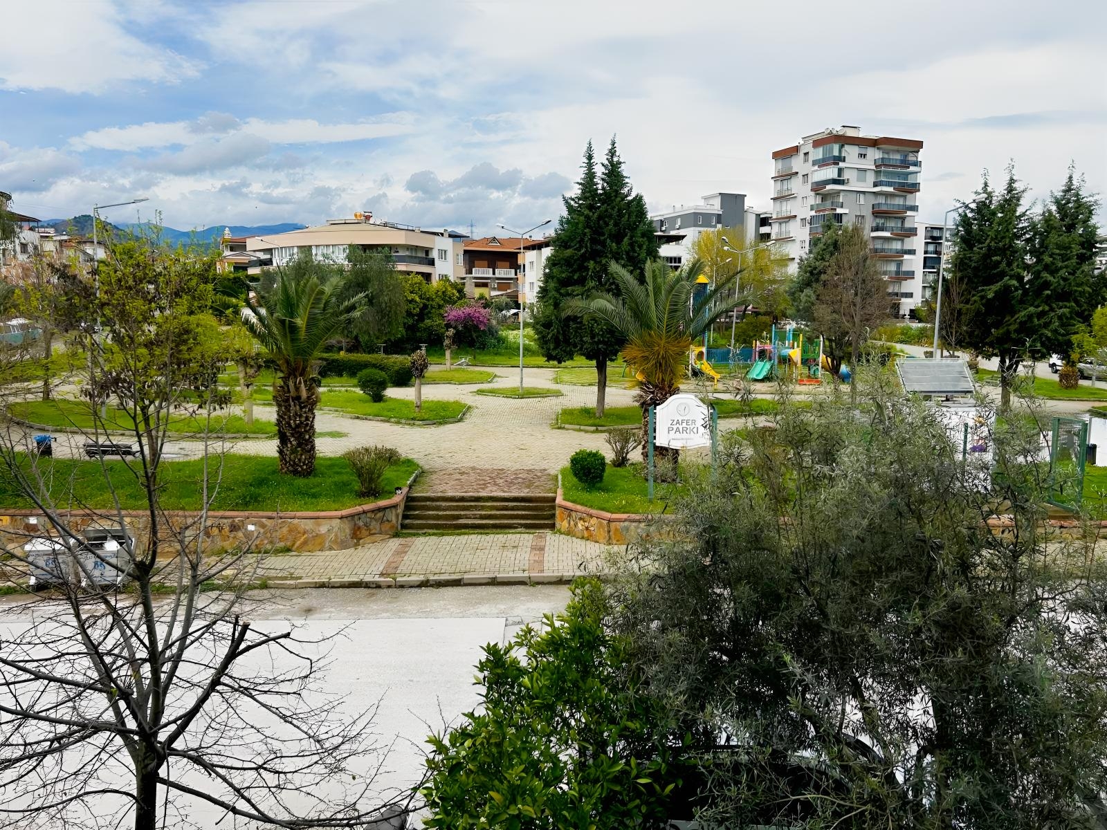 ZAFERDE ARA KAT ÖNÜ AÇIK VE PARKA BAKAN 3+1 DAİRE