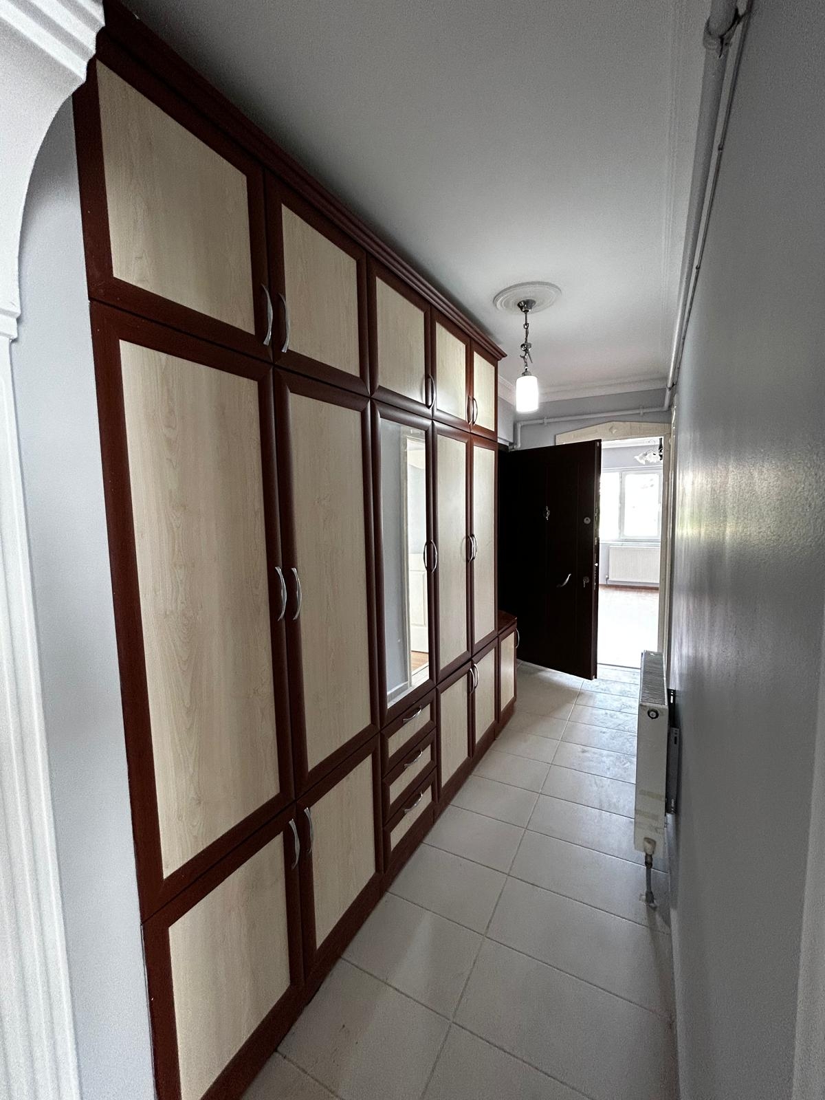 ZAFERDE ARA KAT ÖNÜ AÇIK VE PARKA BAKAN 3+1 DAİRE