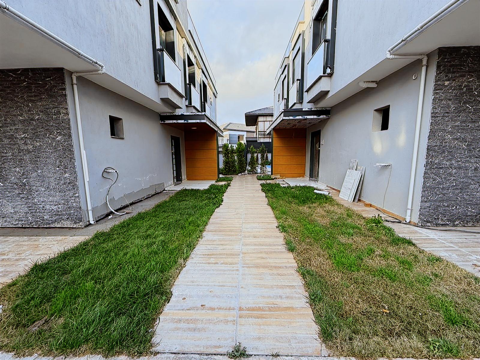 EMİRALEM MERKEZDE SATILIK 4+1 SIFIR HAVUZLU VİLLA