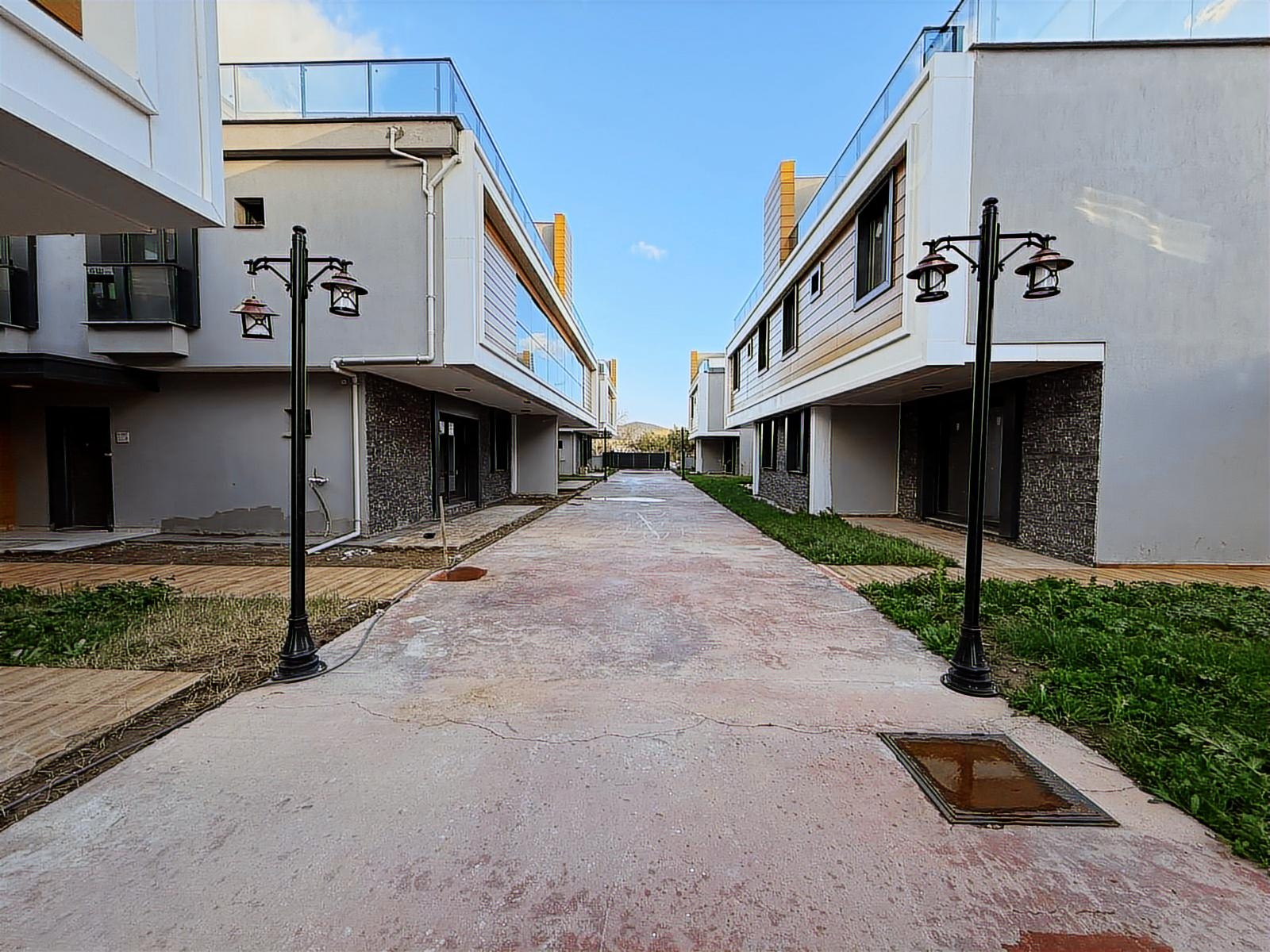 EMİRALEM MERKEZDE SATILIK 4+1 SIFIR HAVUZLU VİLLA