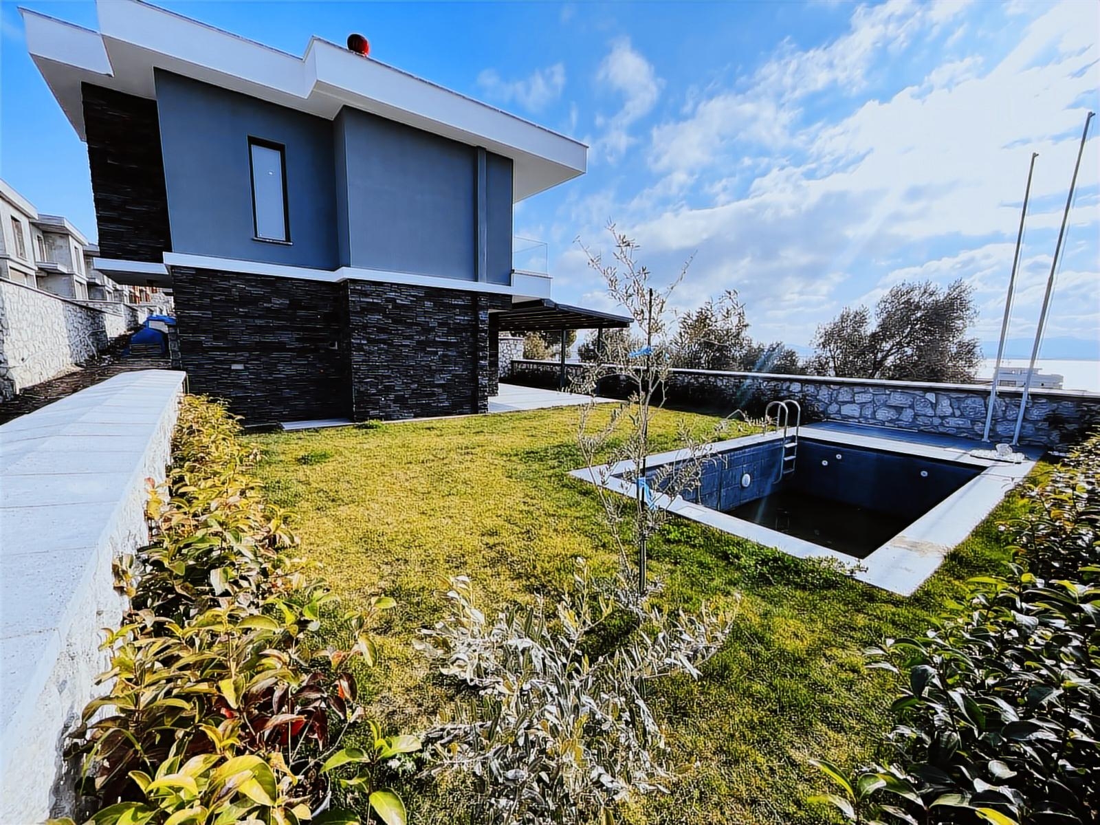 DİKİLİ Çandarlı Site İçİ güvenlik Müstakil Havuzlu 4+1Lüks Villa