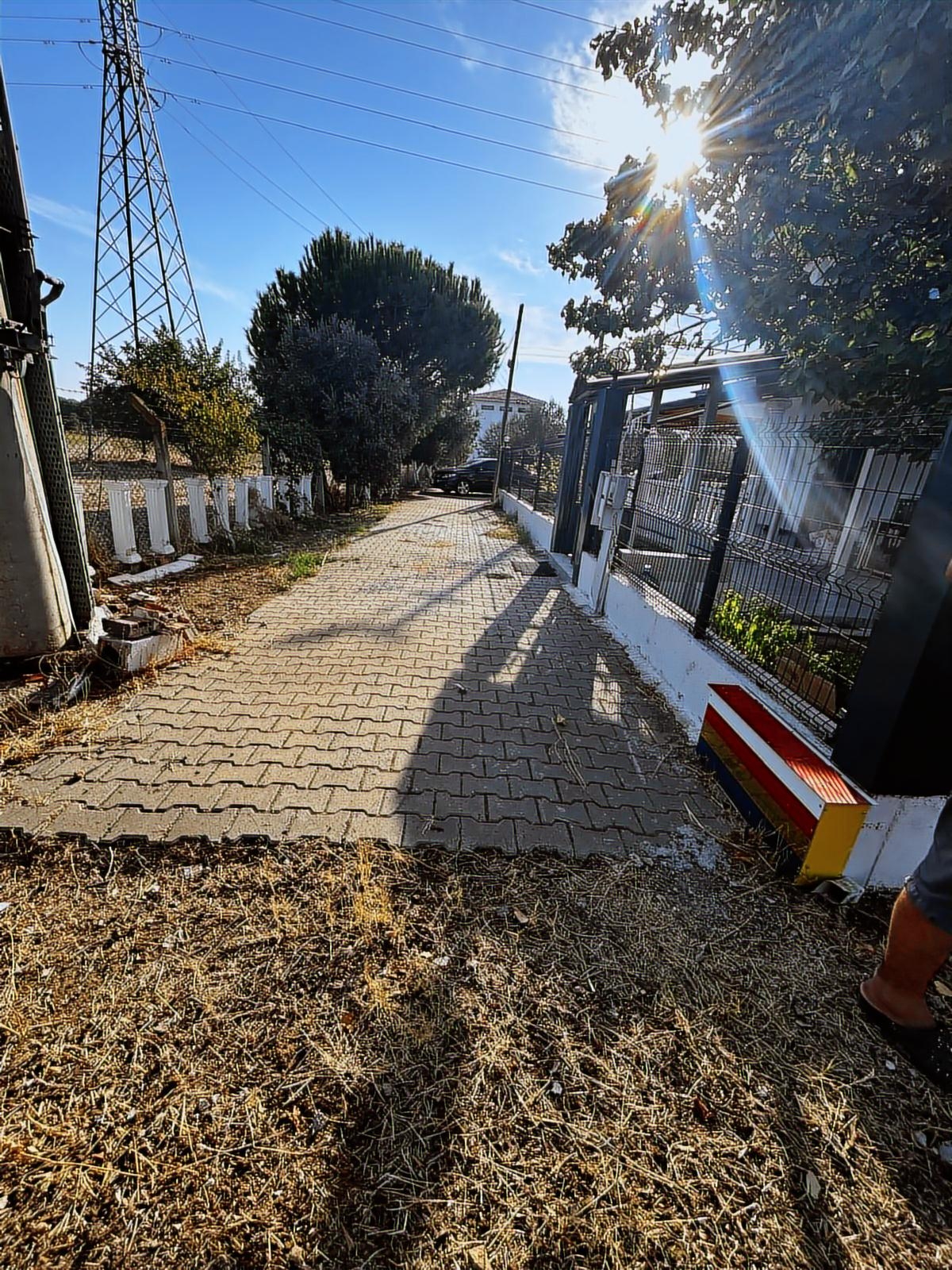 DİKİLİ SALİHLER TÖYKO SİTESİNDE DAİRE TAKASLI VİLLA ARSASI