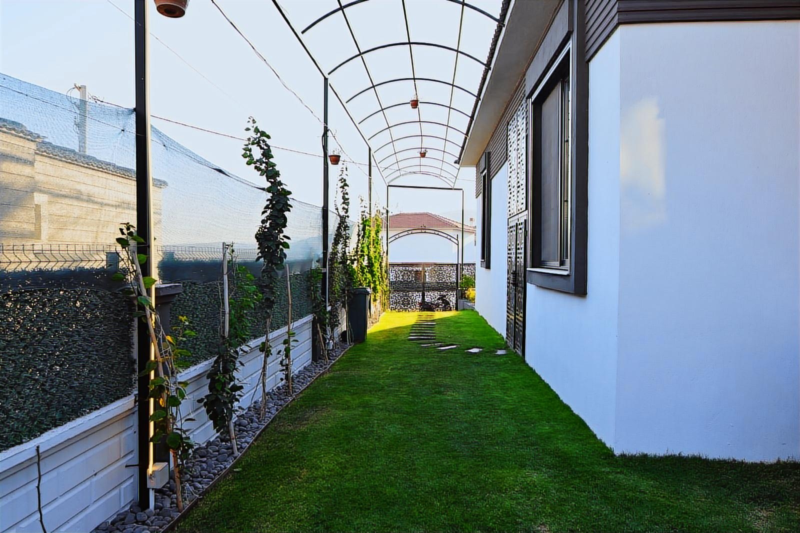 FOÇA BAĞARASI MERKEZDE SATILIK 4+1 SIFIR HAVUZLU AKILLI VİLLA