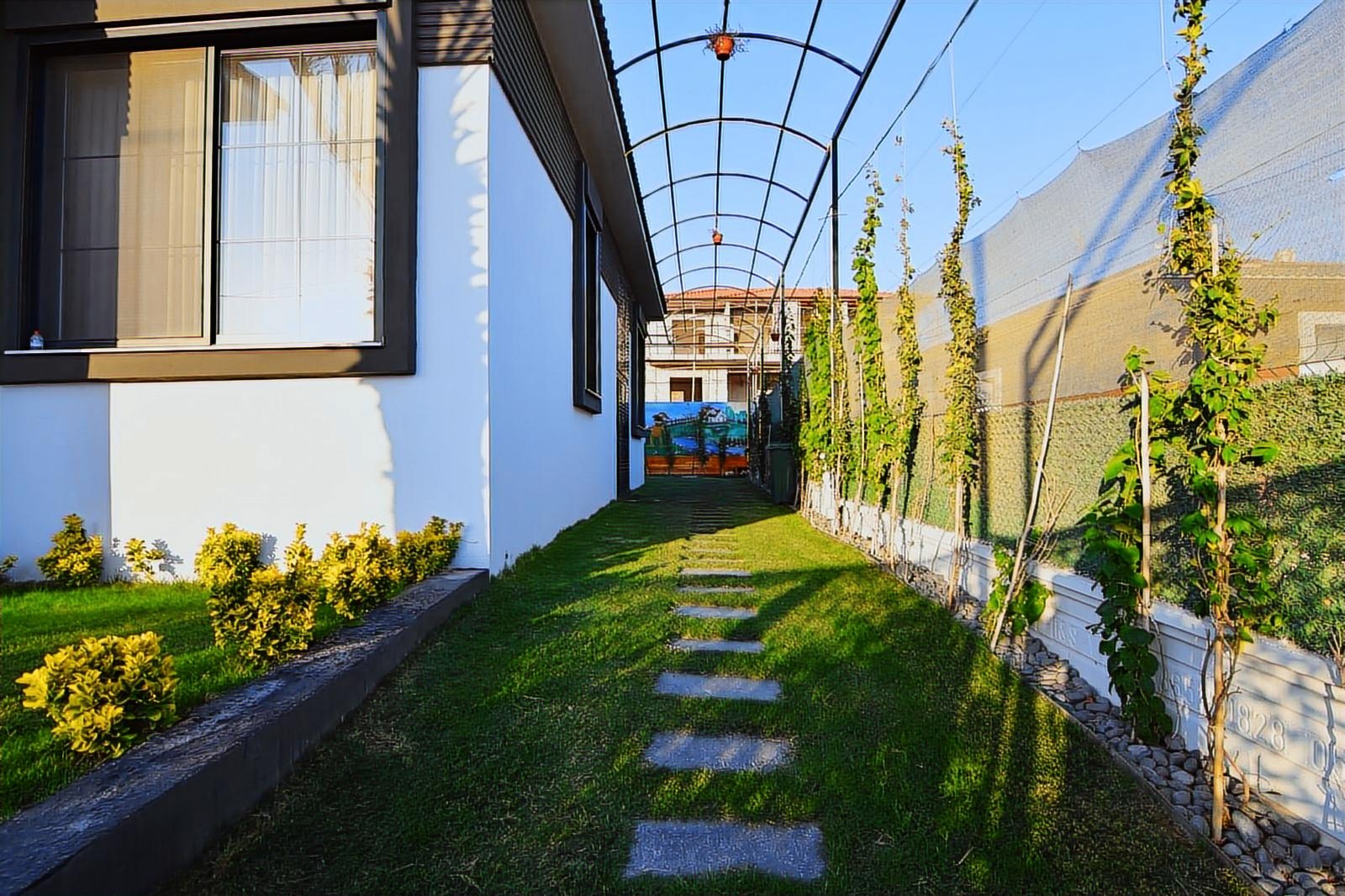 FOÇA BAĞARASI MERKEZDE SATILIK 4+1 SIFIR HAVUZLU AKILLI VİLLA