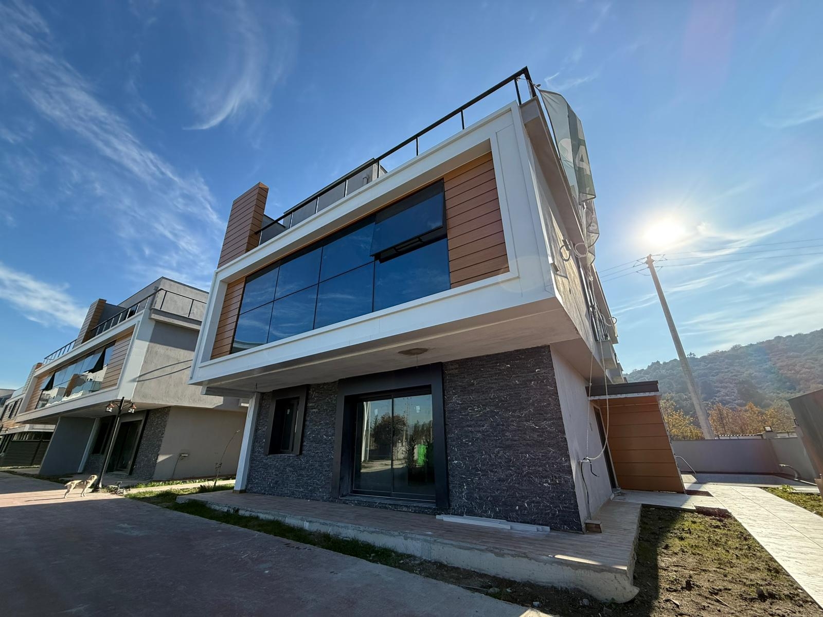 EMİRALEM MERKEZDE SATILIK 4+1 SIFIR HAVUZLU AKILLI VİLLA