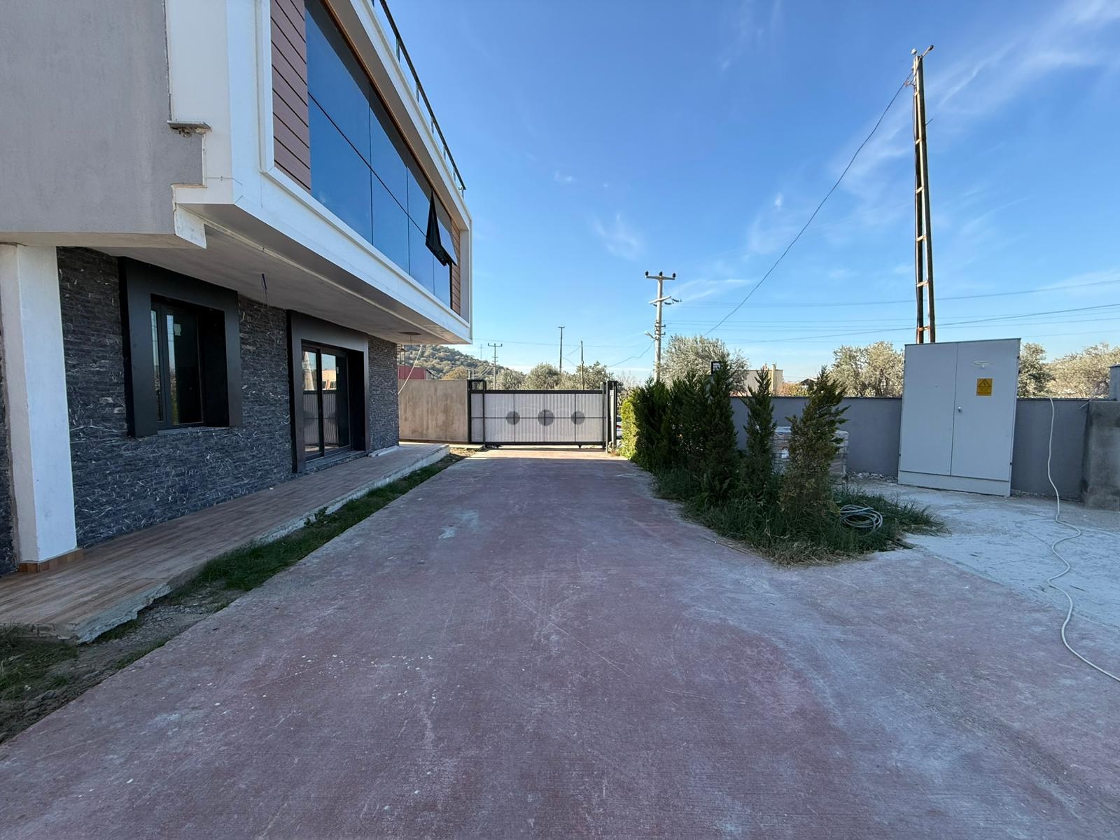 EMİRALEM MERKEZDE SATILIK 4+1 SIFIR HAVUZLU AKILLI VİLLA