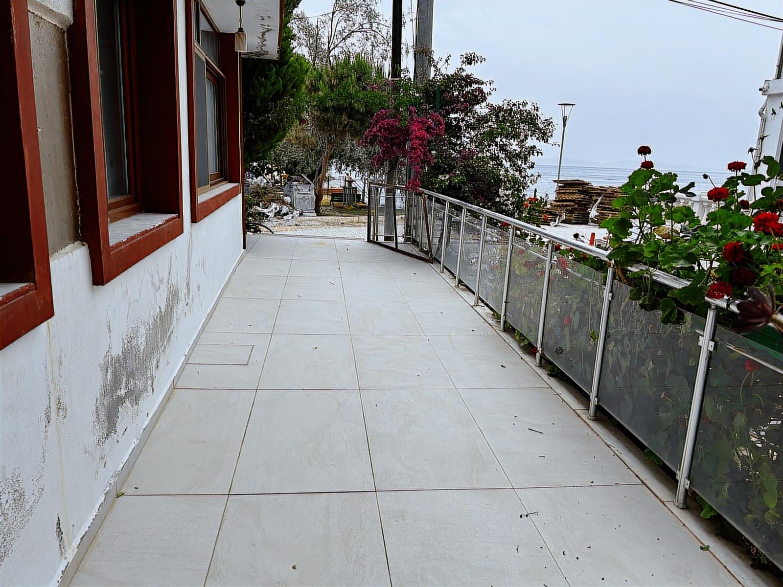 KARABURUNDA MÜSTAKİL VİLLA DENİZİN MAVİLİĞİYLE BÜTÜNLEŞEN YAŞAM