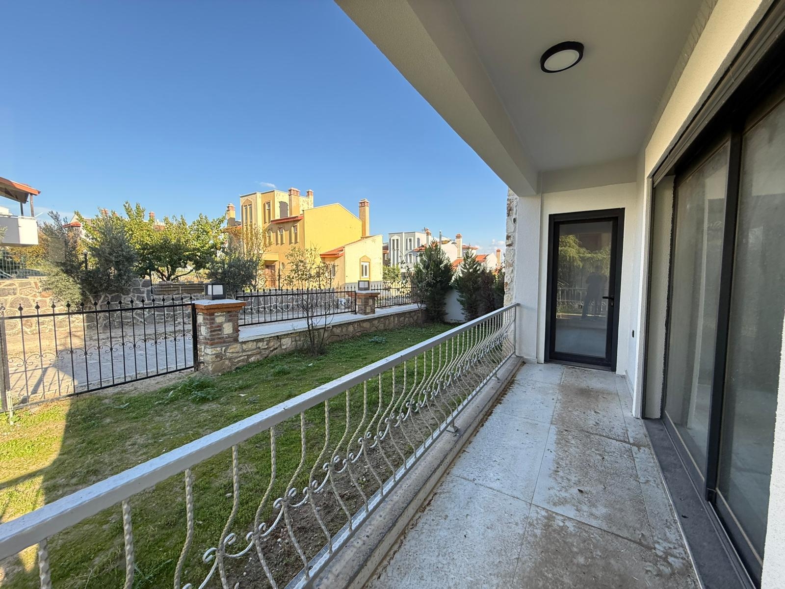 VİLLAKEN'TE KÖŞE BÜYÜK BAHÇELİ SATILIK 4+1 VİLLA