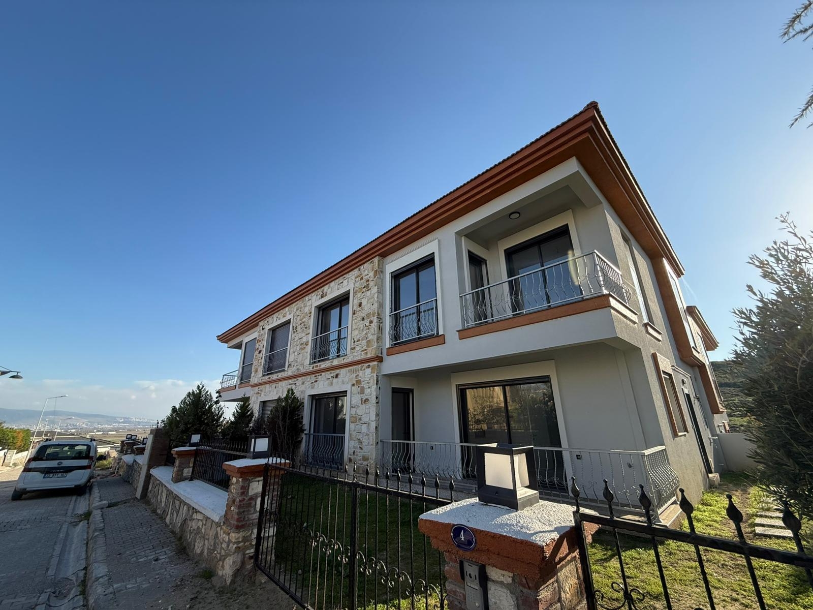 VİLLAKEN'TE KÖŞE BÜYÜK BAHÇELİ SATILIK 4+1 VİLLA