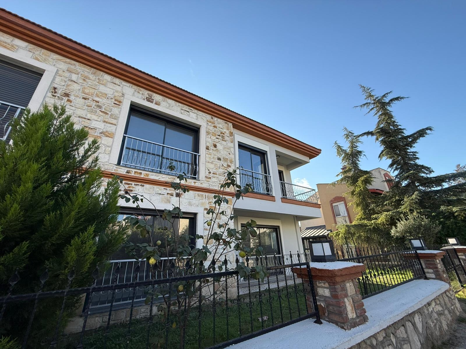 VİLLAKEN'TE KÖŞE BÜYÜK BAHÇELİ SATILIK 4+1 VİLLA