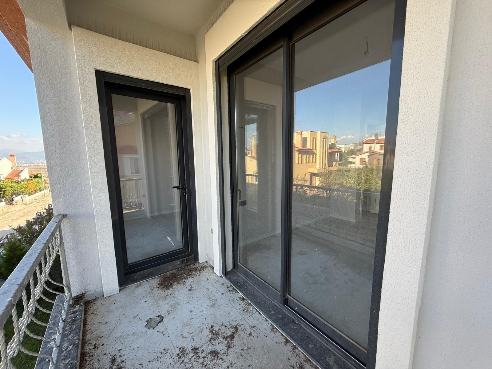 VİLLAKEN'TE KÖŞE BÜYÜK BAHÇELİ SATILIK 4+1 VİLLA