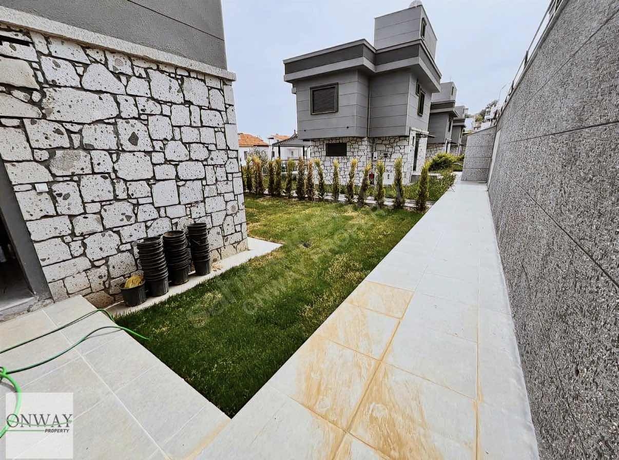 Çandarlı da Müstakil Bahçeli Deniz Manzaralı 3+1 Villa
