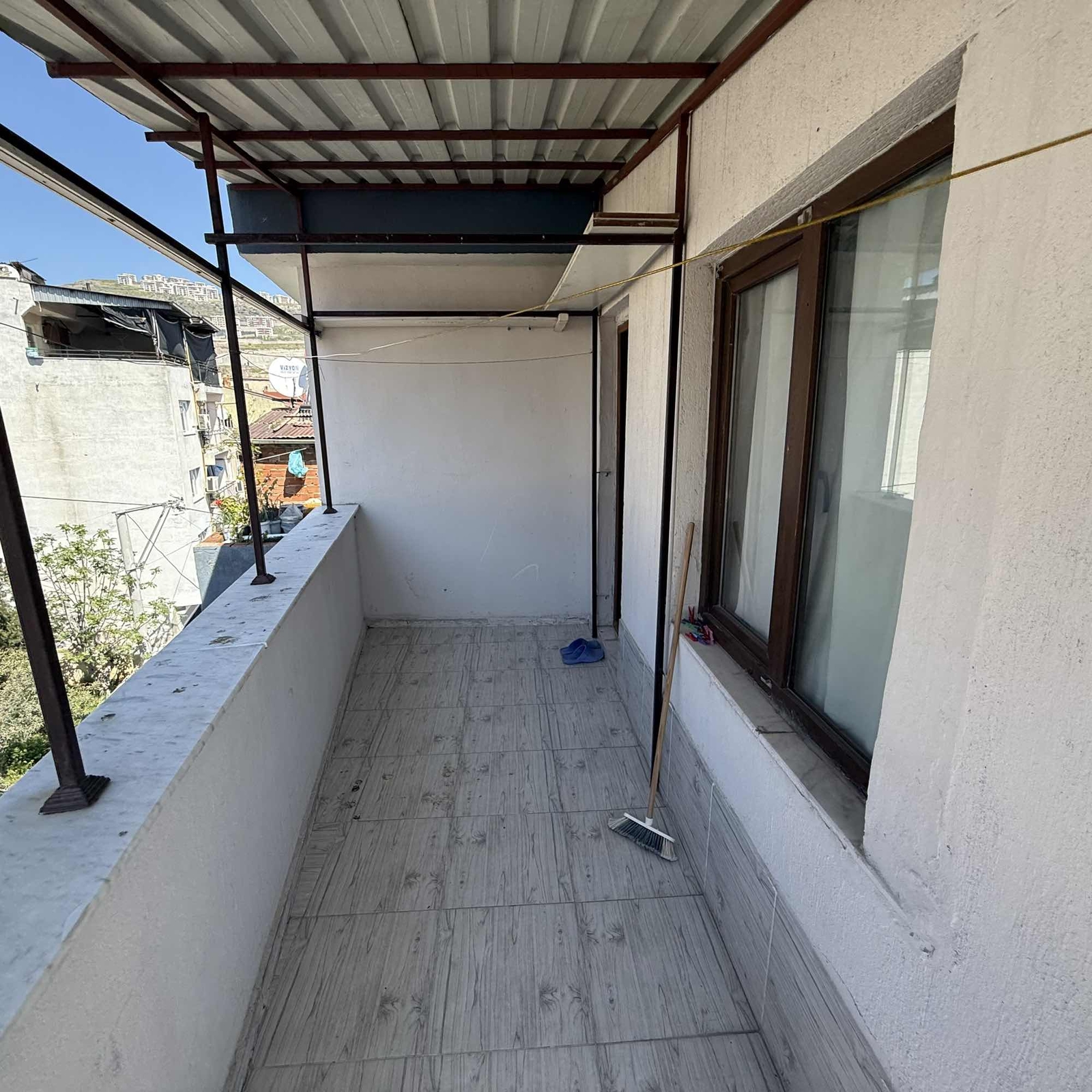 BAYRAKLIDA MERKEZİ KONUMDA FERAH SATILIK 2+1 DAİRE
