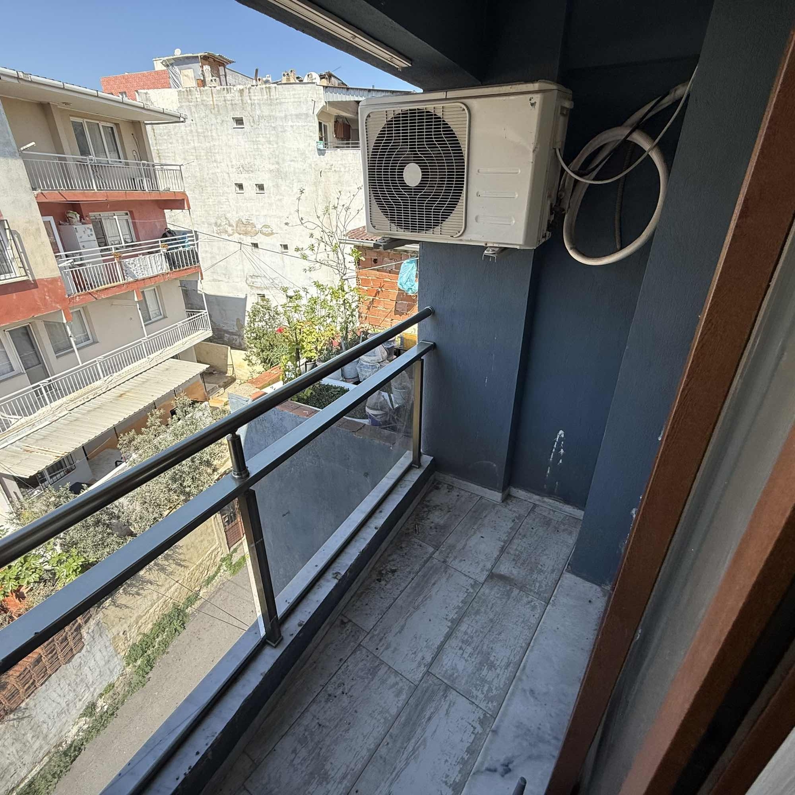 BAYRAKLIDA MERKEZİ KONUMDA FERAH SATILIK 2+1 DAİRE