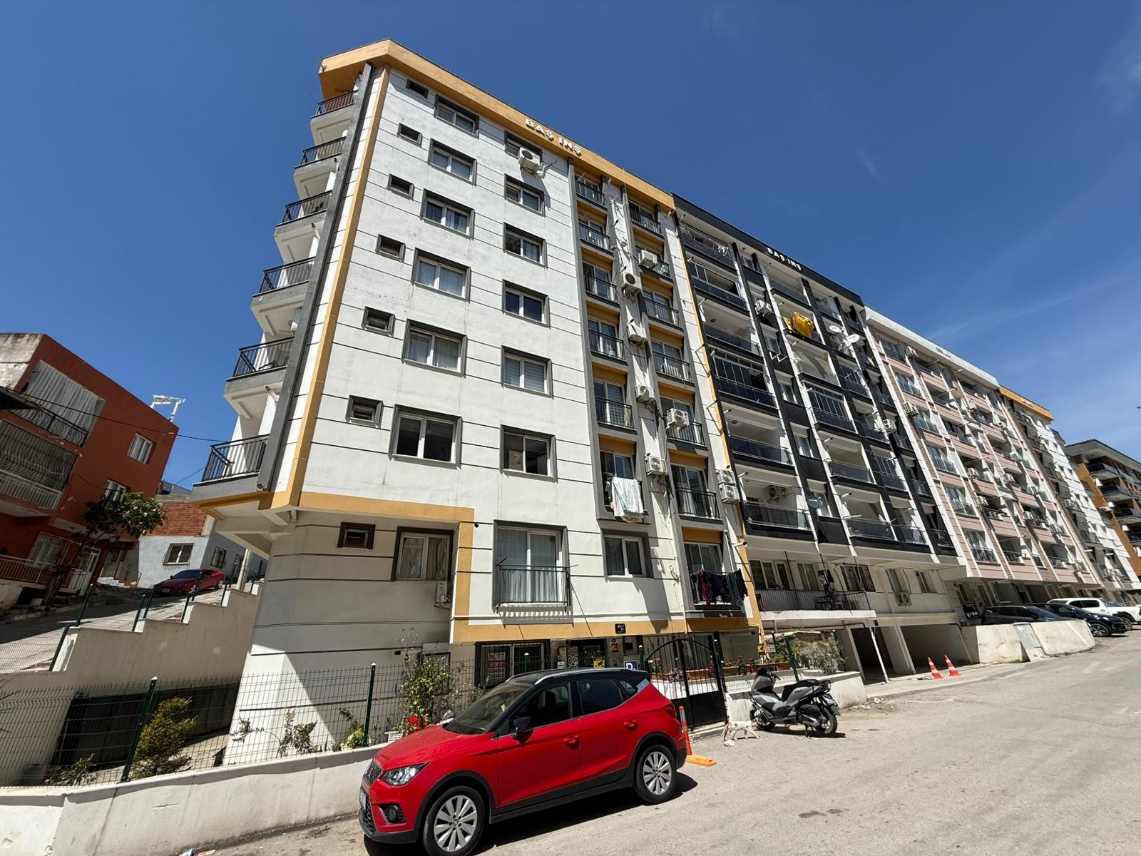 BUCA KURUÇEŞME MAH. SATILIK LÜKS YAPI FIRSAT 1+1 DAİRE